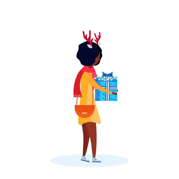 Afrikanische amerikanische Frau trägt Hirschhörner Halten Geschenkbox Frohes neues Jahr frohe Weihnachten Konzept weibliche Cartoon-Charakter Profil volle Länge isoliert — Stockvektor