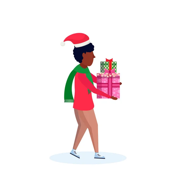 Afrikanische amerikanische Mann trägt Hut tragen Geschenkbox frohes neues Jahr frohe Weihnachten Konzept männlichen Cartoon-Charakter Profil voller Länge isoliert — Stockvektor