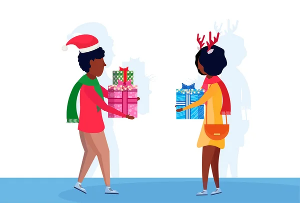 Africano americano pareja dando regalo cada otro feliz año nuevo feliz navidad concepto plano masculino femenino dibujos animados carácter aislado longitud completa horizontal — Vector de stock