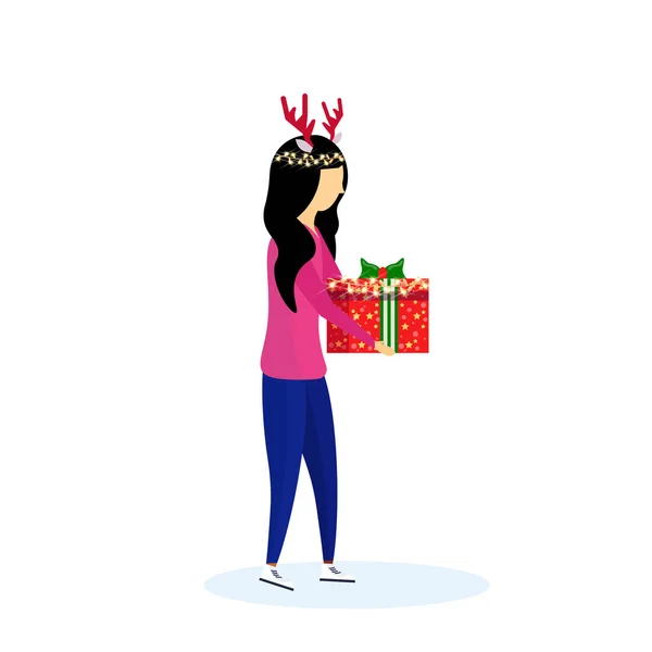 Asiatische Frau trägt Hirschhörner halten Geschenkbox frohes neues Jahr frohe Weihnachten Konzept weibliche Cartoon-Charakter Profil volle Länge isoliert — Stockvektor