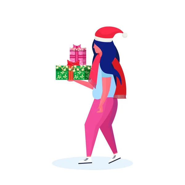 Mujer usando sombrero celebración regalo caja feliz año nuevo feliz Navidad concepto dibujos animados femenino carácter perfil longitud completa aislado — Archivo Imágenes Vectoriales