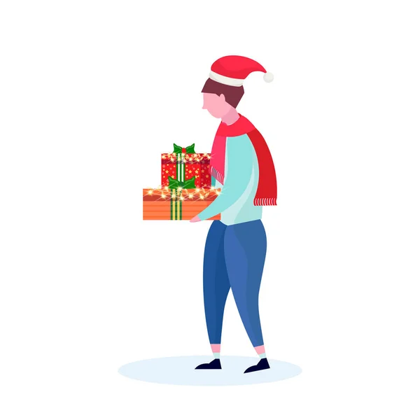 Homem casual usando chapéu segurando caixa de presente feliz ano novo conceito feliz natal masculino desenho animado personagem perfil comprimento total isolado — Vetor de Stock