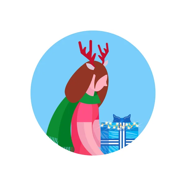 Femme cerfs cornes tenir boîte cadeau heureux nouvelle année joyeux Noël concept visage féminin avatar profil dessin animé personnage portrait isolé — Image vectorielle