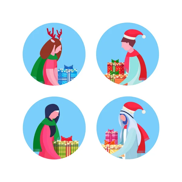 Set Mischung Rennen Menschen halten Geschenkbox frohes neues Jahr frohe Weihnachten Konzept männlich weiblich Gesicht Avatar Profil Sammlung Cartoon Charakter Portrait isoliert — Stockvektor