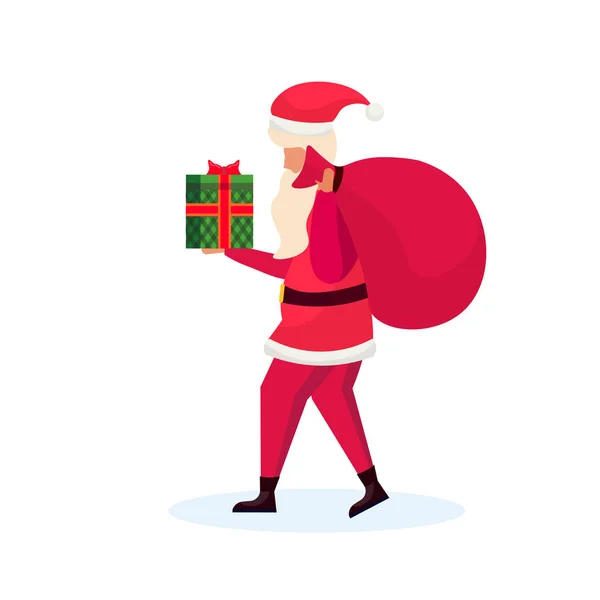 Santa claus llevando bolsa de la caja de regalo feliz año nuevo feliz Navidad concepto de dibujos animados masculinos perfil de personaje de longitud completa aislado — Vector de stock