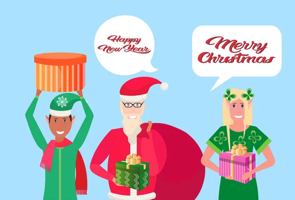 Santa claus muž žena skřítek pomocník drží dárek box šťastný nový rok Veselé Vánoce koncept chat bubliny komunikace horizontální portrét — Stockový vektor