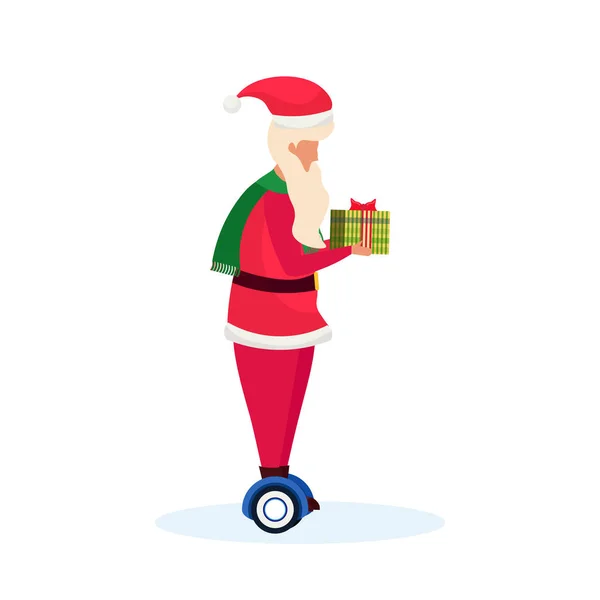 Santa Claus ride scooter elettrico tenere regalo scatola nuovo anno Buon Natale concetto maschio personaggio dei cartoni animati profilo lunghezza intera isolato — Vettoriale Stock