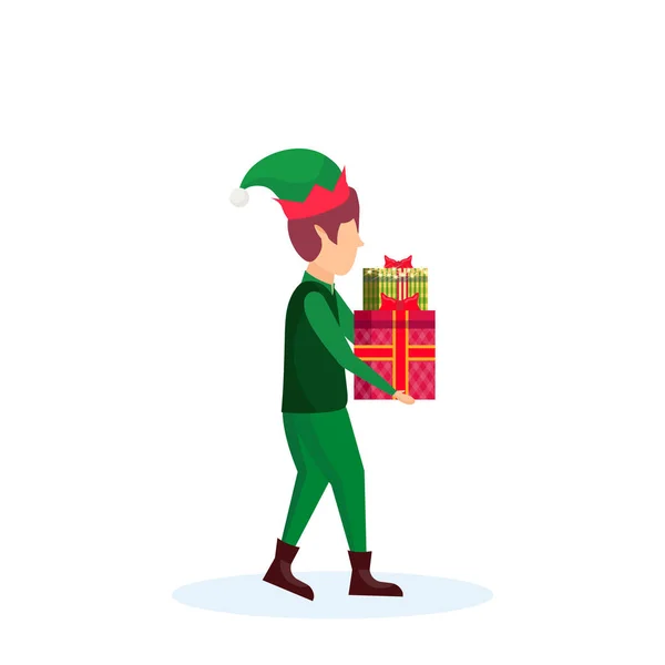 Navidad chico llevar regalo caja elfo santa helper concepto plana longitud completa personaje de dibujos animados masculinos aislados — Vector de stock