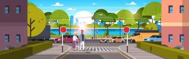adam yardım stisk geçiş sokak kentsel şehir trafik araçları yol yaya geçidi Nehri üzerinde yeşil yürüyüş ile kadın kıdemli ağaçlar Ahşap banklar cityscape arka yatay düz
