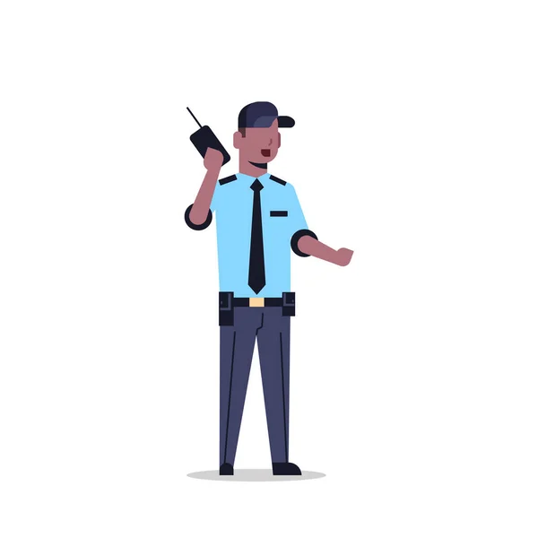 Afro-Amerikaanse bewaker man in uniform holding radio politieagent spreken walkie talkie mannelijke cartoon karakter volle lengte plat geïsoleerd — Stockvector