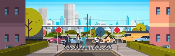 Mix race people going crosswalk modern city street rascacielos downtown road urban cityscape background sunny day horizontal flat — Archivo Imágenes Vectoriales