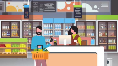kadın kasiyer kız çıkış süpermarket adam müşteri ödeme smartphone kavramı bakkal market iç düz yatay alışveriş sepeti gıda holding, perakende