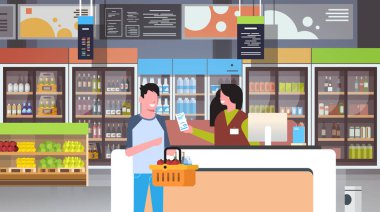 Perakende kadın kasiyer ödeme süpermarkette Alış irsaliyesi bill erkeğe müşteri tutma sepeti ile gıda kavramı bakkal market iç düz yatay alışveriş veriyor.