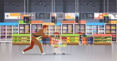 iş adamı müşteri ürünleri bakkal market iç düz yatay satın alışveriş arabası sepeti meşgul erkek müşteri ile çalışan