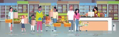 Perakende kadın kasiyer ödeme süpermarkette mix gıda ayakta çizgi sırayla kavramı bakkal market iç düz yatay alışveriş sepeti tutan yarış müşteriler