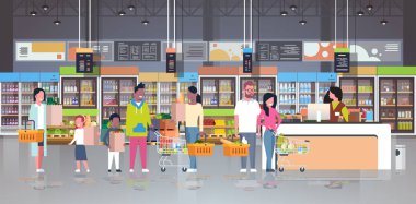 Perakende kadın kasiyer ödeme süpermarkette mix gıda ayakta çizgi sırayla kavramı bakkal market iç düz yatay alışveriş sepeti tutan yarış müşteriler