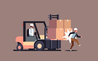 Forklift sürücüsü isabet meslektaşım fabrika kaza kavramı Depo lojistik taşıma sürücüsü tehlikeli yaralı işçi yatay