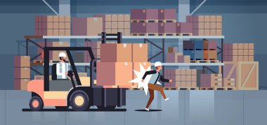 meslektaşım fabrika kaza kavramı Depo lojistik taşıma sürücüsü tehlikeli yaralı işçi depo odası iç yatay isabet forklift sürücüsü