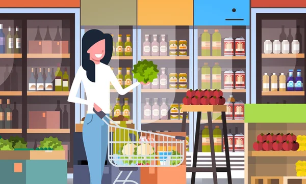 Supermercado mujer cliente con carrito de la compra compra de verduras mercado de comestibles interior plano horizontal — Vector de stock