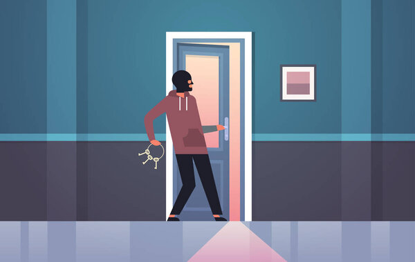 Грабитель в черной маске с помощью связки ключей от скелета взломать входе в дом преступник персонаж открытой двери ночной дом горизонтально