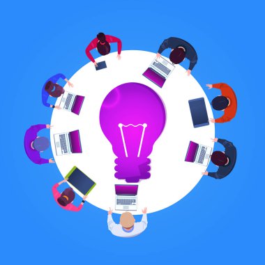 İş insanlar yaratıcı ekibi yeni fikirler en iyi açı görünümü üzerinde çalışıyor