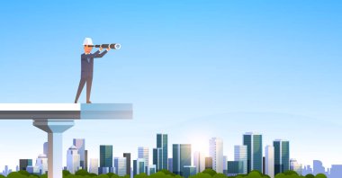 takım elbise ve bitmemiş köprü gelecekteki Strateji kavramı üzerinde modern şehir gökdelen cityscape düz yatay duran dürbün kask erkek mühendis