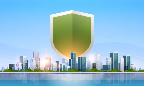 Sköld ikon dataskydd och säkerhetskoncept över stora moderna staden byggnad skyskrapan stadsbilden skyline flat horisontell vektorillustration — Stock vektor