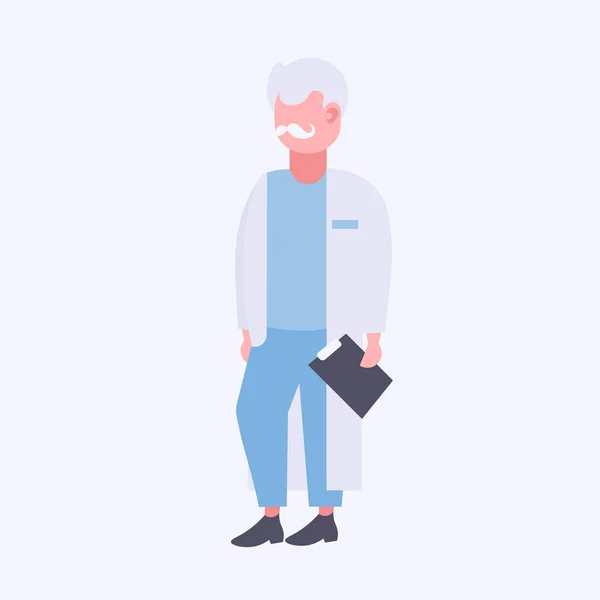 Médico senior sujetando portapapeles médico masculino trabajador de la clínica en uniforme personaje de dibujos animados longitud completa plana aislada — Vector de stock