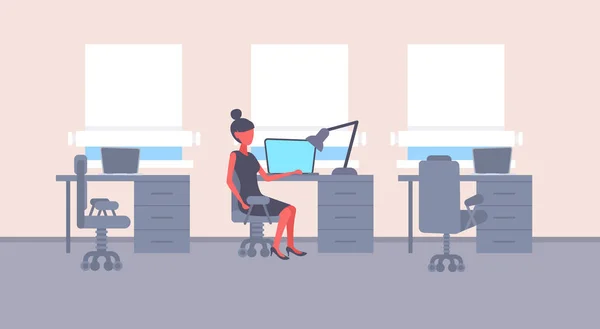 Mujer de negocios sentado escritorio lugar de trabajo mujer de negocios trabajo portátil mujer personaje de dibujos animados moderno interior de oficina plana horizontal — Vector de stock