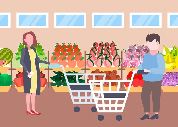 Hombre mujer clientes sosteniendo carro compra frutas orgánicas frescas verduras moderno supermercado centro comercial interior dibujos animados personajes longitud completa plana horizontal — Vector de stock
