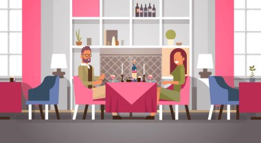 Cafe masa romantik akşam yemeği Sevgililer günü kutlama kavramı genç adam kadın aşk randevu modern restoran mutlu oturan çift iç yatay düz