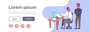 İşadamları birlikte başarılı ekip çalışması kavramı yatay düz kopya alanı beyin fırtınası çalışan işyeri iki iş adam dizüstü kullanarak proje tartışıyor