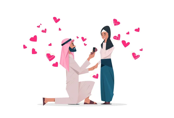 Arabische man knielende bedrijf verlovingsring stelt Arabische vrouw trouwen hem gelukkige Valentijnsdag concept paar in liefde huwelijk aanbod over hart vormen horizontale — Stockvector