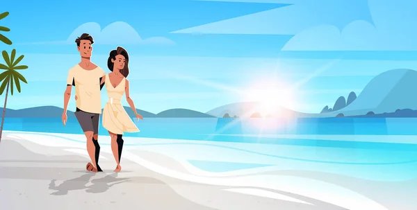 Влюбленная пара мужчина женщина обнимая на тропическом острове море пляж восход солнца морской пейзаж летний отдых концепция фон полная длина плоский горизонтальный — стоковый вектор