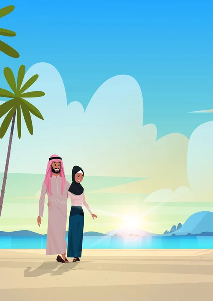 Arabische paar in liefde Arabische man vrouw omarmen op tropisch eiland zee strand zonsopgang zeegezicht zomer vakantie concept cartoon tekens volledige lengte plat verticale — Stockvector