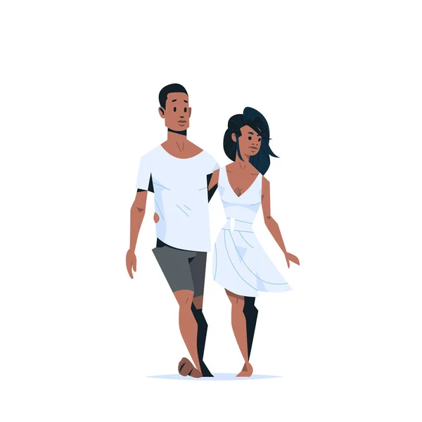 Casal apaixonado feliz dia dos namorados conceito afro-americano homem mulher abraçando andando juntos personagens de desenhos animados comprimento total isolado —  Vetores de Stock