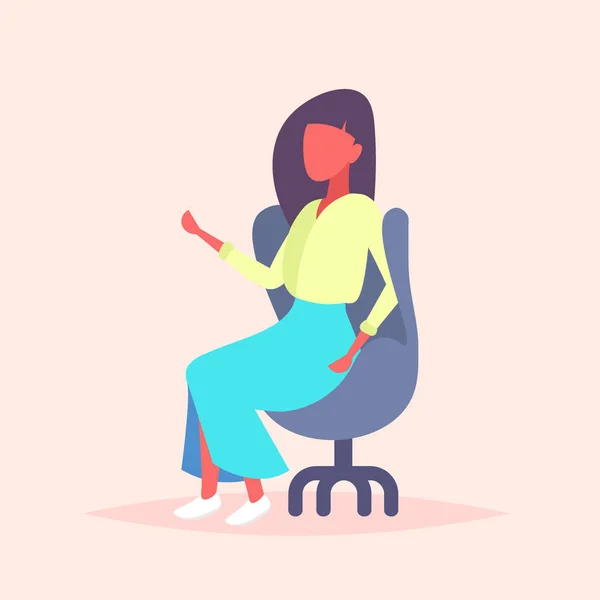 Mujer de negocios silla de estar elegante mujer de negocios mujer de oficina trabajador de longitud completa personaje de dibujos animados plana — Vector de stock