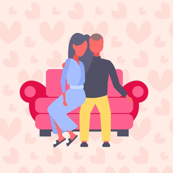 Casal no amor homem mulher sentado no sofá amantes abraçando sobre formas de coração fundo feliz dia dos namorados feriado celebrando conceito plana — Vetor de Stock