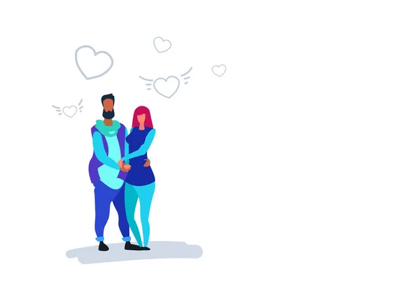 Pareja enamorada feliz día de San Valentín concepto joven hombre mujer abrazando de pie juntos sobre el corazón formas masculinos personajes femeninos longitud completa bosquejo garabato horizontal — Vector de stock