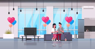 modern daire ev iç hava kalp şekli balonlar mutlu sevgililer günü kavramı düz yatay çift içme şarap adam kadın aşık TV izlerken kanepe