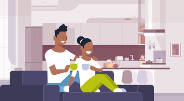 modern mutfak iç erkek kadın karikatür karakterleri tam uzunlukta yatay iletişim kanepe mutlu aşıklar oturan çift içme çay kahve Afrikalı-Amerikalı adam kadın