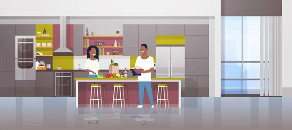 Couple faisant dîner heureux homme afro-américain femme cuisine ensemble à la maison cuisine moderne intérieur mâle femme personnages de dessins animés pleine longueur horizontale plat — Image vectorielle