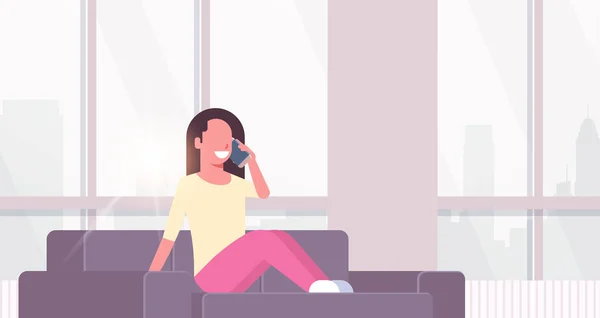 Νεαρή γυναίκα τηλέφωνο καλώντας καναπέ κάθεται ευτυχισμένος κορίτσι χρησιμοποιώντας smartphone επικοινωνίας έννοια σύγχρονο σαλόνι εσωτερικό τοπίο φόντου επίπεδης και οριζόντιας — Διανυσματικό Αρχείο
