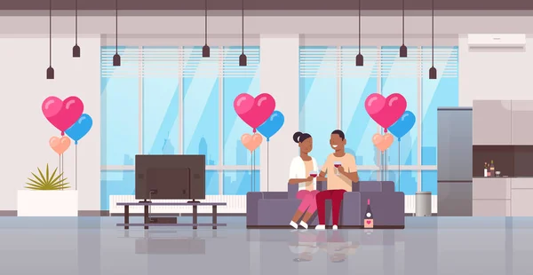 Paar drinken happy valentines day concept Afro-Amerikaanse man vrouw wijnliefhebbers tv kijken op de Bank modern appartement huis interieur lucht hart vorm ballonnen vlak en horizontaal — Stockvector