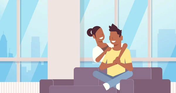 Paar ontspannen op de Bank man vrouw omarmen zittend op de Bank jonge gelukkig Afro-Amerikaanse geliefden moderne woonkamer interieur stadsgezicht achtergrond vlak en horizontaal — Stockvector