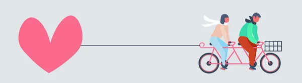 Пара їзда тандем велосипед з великим рожевим значком форми серця на мотузці щасливий день валентинки концепція свята чоловік жінка любить їздити на велосипеді близнюки горизонтальний банер квартира — стоковий вектор
