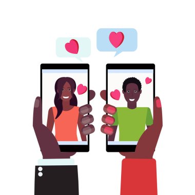 kabarcık mobil uygulaması Internet iletişim izole portre iki akıllı telefonlar mutlu sevgililer günü kavramı Afro-Amerikan erkek kadın aşık holding aşk eller içinde sohbet