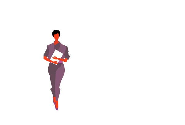 Деловая женщина с бумажным документом в элегантной одежде женщина офисный работник бизнес-женщина стоять ставят полный характер горизонтальной изолированной — стоковый вектор