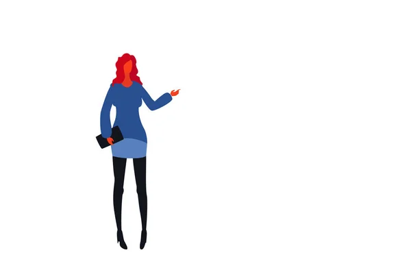 Redhead podnikatelka drží kabelku ukazováčkem něco ženské office pracovník obchodních žena stojící pozice po celé délce charakter izolovaný plochý horizontální — Stockový vektor