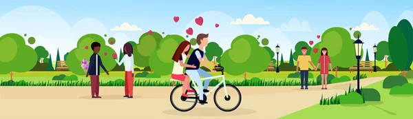 Koppels in de liefde fietsten wandelen vieren gelukkig concept van de vakantie van de dag van Valentijnskaarten Meng race mannen vrouwen liefhebbers in stad stadspark landschap achtergrond vlak en horizontaal — Stockvector